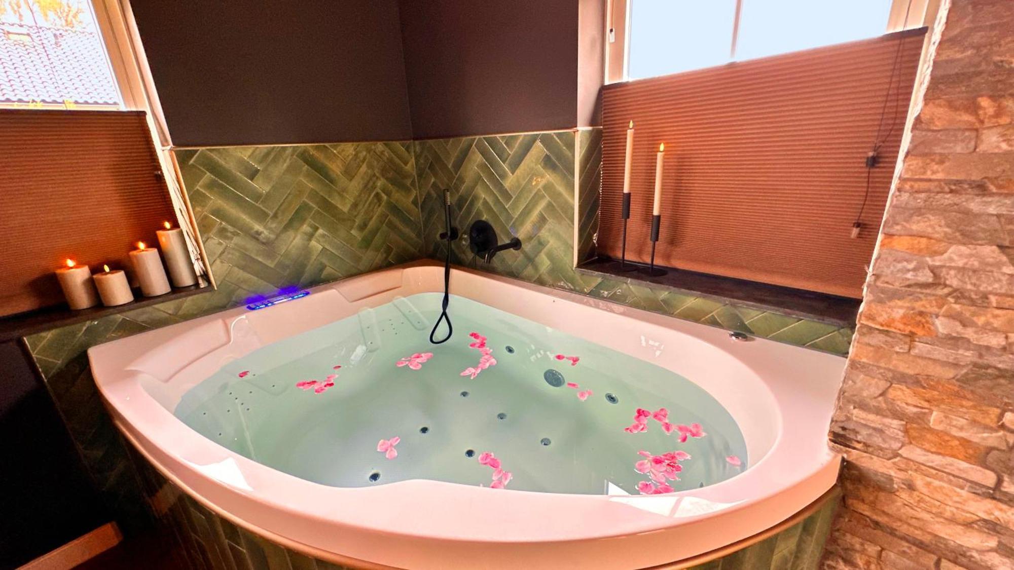 Wellness Tuin - Ultieme Partner Beleving - St Hubertus Suite Met Jacuzzi ,Openhaard, Prive Hottub En Prive Sauna In Jachthut Stijl Horst Esterno foto
