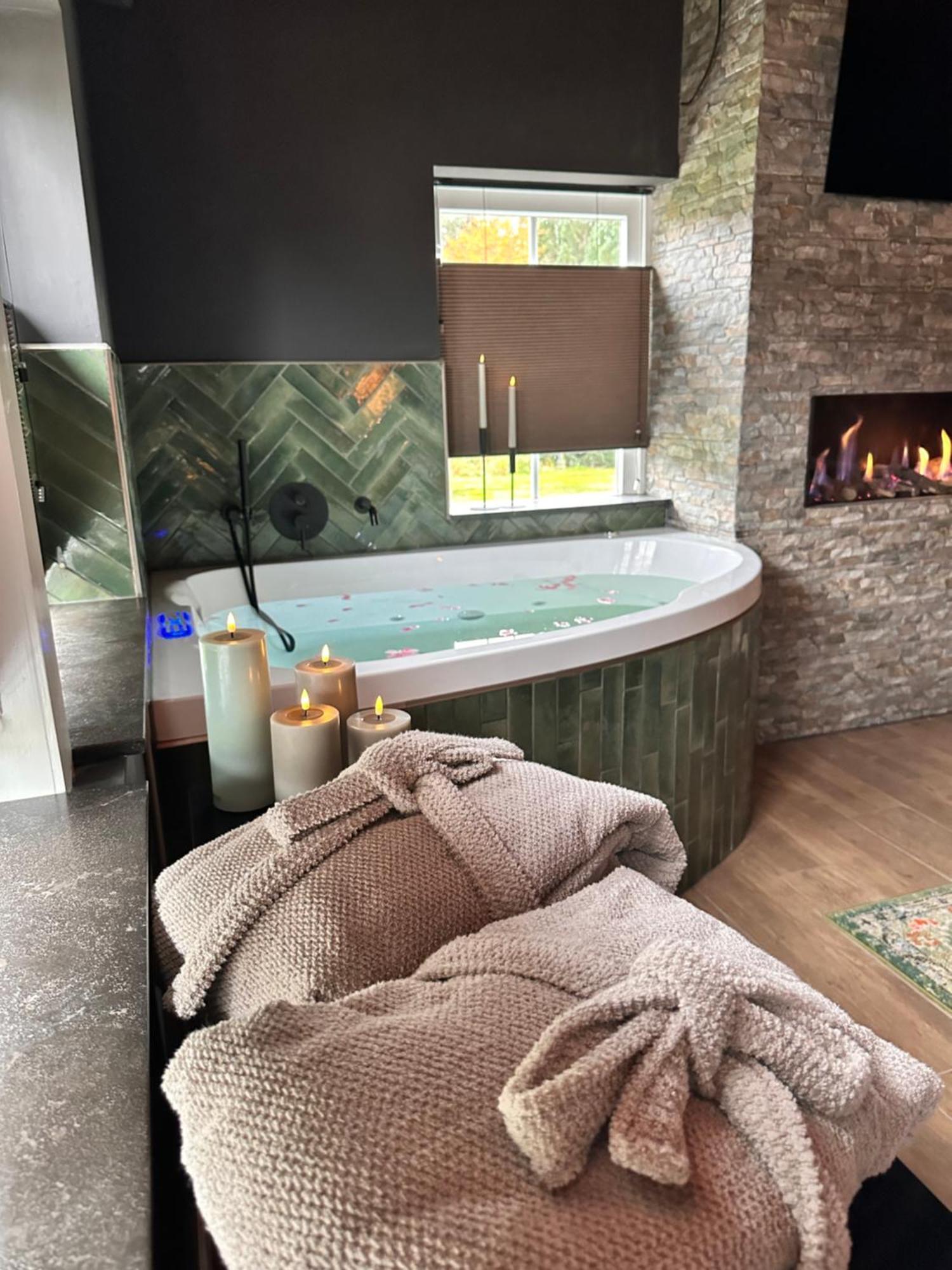 Wellness Tuin - Ultieme Partner Beleving - St Hubertus Suite Met Jacuzzi ,Openhaard, Prive Hottub En Prive Sauna In Jachthut Stijl Horst Esterno foto